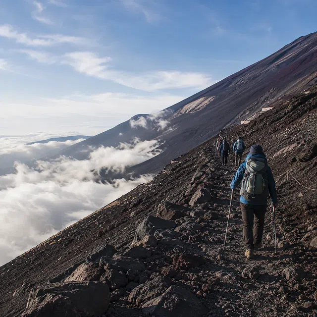 Mont Fuji enneigé avec son sommet au-dessus des nuages