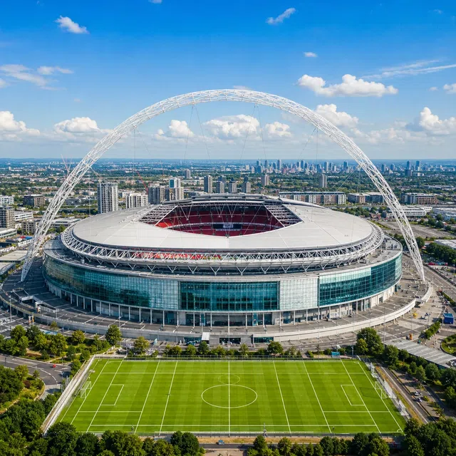 Illustration originale d'un grand stade anglais avec une arche distinctive et un horizon urbain