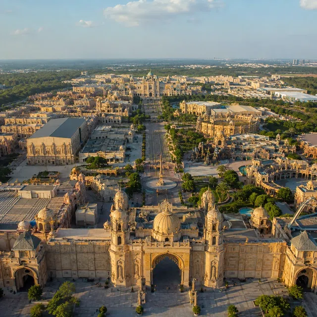 Großes Filmstudio-Gelände mit Filmsets, Studios und Produktionsgebäuden in Indien