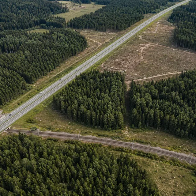 Route, habitat humain et champs fragmentant un habitat continu