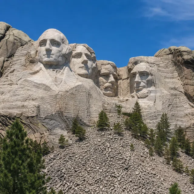 Granitten dört başkanlık başı bulunan Rushmore Dağı
