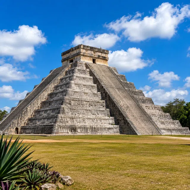 El Castillo step pyramid in Chichén Itzá